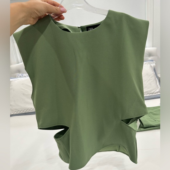 ZARA CUT OUT CREPE TOP APPLE GREEN SIZE MEDIUM - Picture 3 of 4